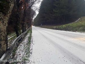 Viterbo - Strada Romana imbiancata dalla grandine