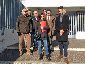 Gli esponenti del Movimento 5 stelle di Montefiascone e dei meetup di Marta, Bolsena e Tuscania all'uscita dalla procura di Viterbo