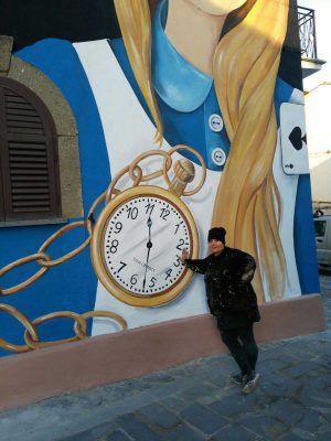 Viterbo - Sant'Angelo - Il murale "I bambini scoprono la fiaba di Alice" - L'artista Tina Loiodice 