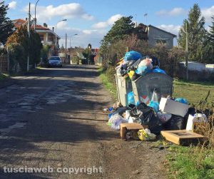 Vetralla - Via Giardino - Crocifisso vicino ai rifiuti