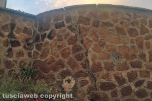 Viterbo - Crepe sul muro di contenimento della chiesa di Vallebona