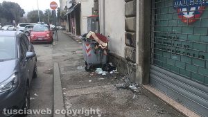 Viterbo - Cassonetto bruciato a piazzale Gramsci