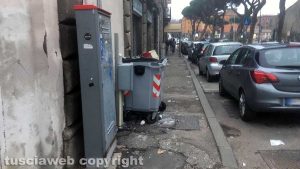 Viterbo - Cassonetto bruciato a piazzale Gramsci