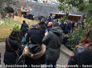 Folla al Christmas village per il ponte dell'Immacolata