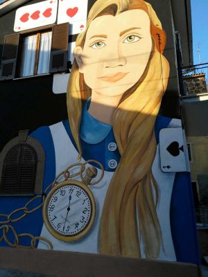 Viterbo - Sant'Angelo - Il murale dell'artista Tina Loiodice "I bambini scoprono la fiaba di Alice"