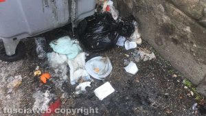 Viterbo - Cassonetto bruciato a piazzale Gramsci