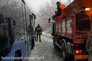 Maltempo - Autobus bloccato sulla Cimina