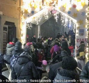 Folla al Christmas village per il ponte dell'Immacolata