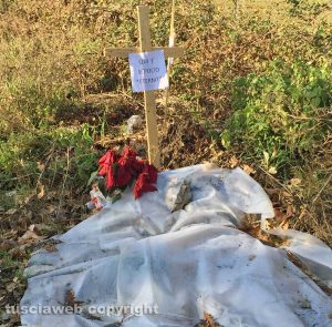 Vetralla - Via Giardino - Crocifisso vicino ai rifiuti