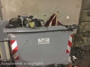Viterbo - Cassonetto bruciato a piazzale Gramsci