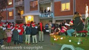 Viterbo - Il coro itinerante dei bambini della parrocchia dei santi Valentino e Ilario 