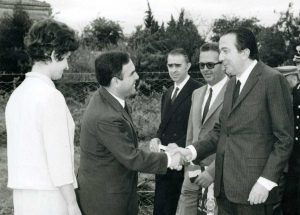 Giulio Andreotti visita l'azienda accompagnato da Gaetano e Gabriela Scuderi