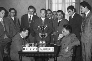 Corrado Buzzi durante una partita a scacchi