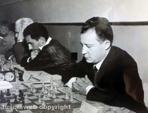 Corrado Buzzi mentre gioca a scacchi