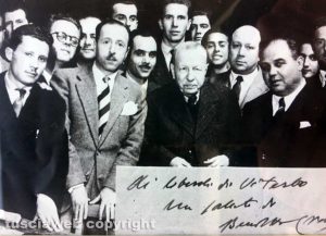 A sinistra, un giovane Corrado Buzzi col filosofo liberale Benedetto Croce