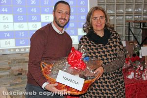 Matteo Achilli con la vincitrice della tombola