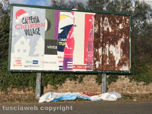 Viterbo - Tangenziale Ovest - L'indecenza dei manifesti pubblicitari