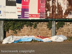 Viterbo - Tangenziale Ovest - L'indecenza dei manifesti pubblicitari
