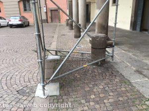 Viterbo - Palazzo dei Priori imbrigliato da un orrendo totem