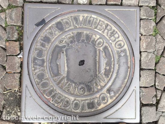 Viterbo - Tombino fascista al centro di piazza del Comune