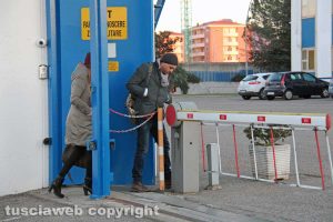 Viterbo - Gli avvocati Samuele De Santis e Graziana Papa nella caserma dei carabinieri