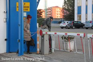 Viterbo - Gli avvocati Samuele De Santis e Graziana Papa nella caserma dei carabinieri