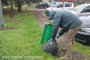 Viterbo - Delitto di via Santa Lucia - L'esame dei cestini attorno alla casa