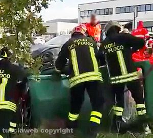 Viterbo - Incidente al Poggino - I vigili del fuoco in azione