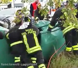 Viterbo - Incidente al Poggino - I vigili del fuoco in azione