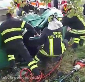 Viterbo - Incidente al Poggino - I vigili del fuoco in azione