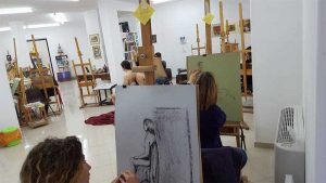 Viterbo - Modelli nudi, alla scuola di arti visive Next si disegna il corpo umano