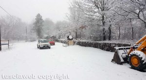 Caprarola - Spazzaneve fermo nella riserva