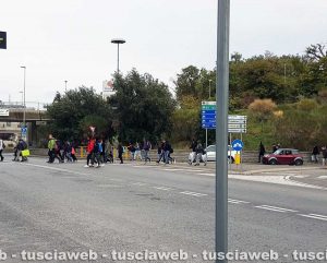 Viterbo - Riello - Alcuni studenti che non attraversano sulle strisce pedonali