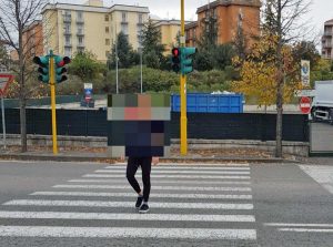 Viterbo - Riello - Uno studente attraversa col semaforo rosso