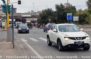 Viterbo - Riello - Alcuni studenti che non attraversano sulle strisce pedonali