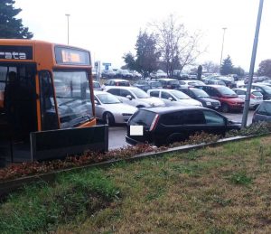 Viterbo - Ospedale Belcolle - Autobus bloccato davanti al reparto malattie infettive