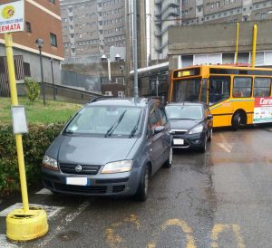 Viterbo - Ospedale Belcolle - Autobus bloccato davanti al reparto malattie infettive