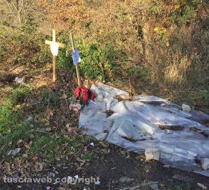 Vetralla - Via Giardino - Crocifisso vicino ai rifiuti