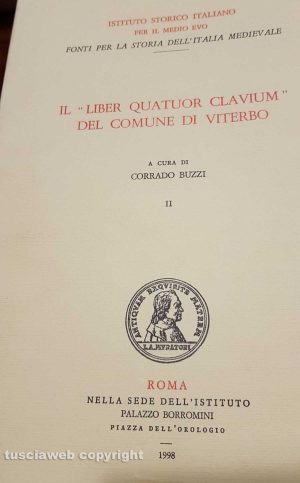 La copia del “Liber Quatuorum Clavium” del comune di Viterbo donata all'assessore Ricci
