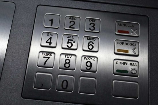 Il tastierino di un bancomat