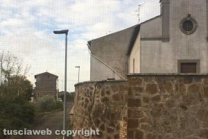 Viterbo - Crepe sul muro di contenimento della chiesa di Vallebona