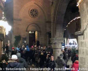 Folla al Christmas village per il ponte dell'Immacolata