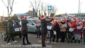 Viterbo - Il coro itinerante dei bambini della parrocchia dei santi Valentino e Ilario 