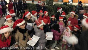 Viterbo - Il coro itinerante dei bambini della parrocchia dei santi Valentino e Ilario 