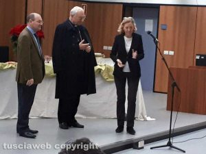 Lo scambio di auguri di Natale in tribunale