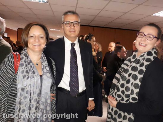 Lo scambio di auguri di Natale in tribunale