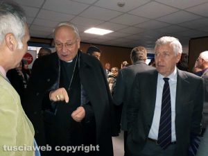 Lo scambio di auguri di Natale in tribunale
