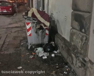 Viterbo - Cassonetto bruciato a piazzale Gramsci