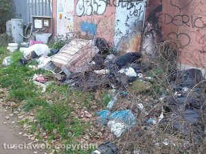 Viterbo - Rifiuti e degrado a Villanova