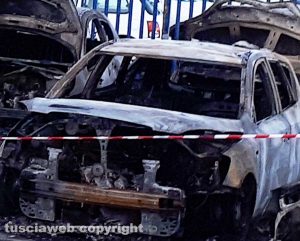Maxi rogo al Poggino - Le auto incendiate